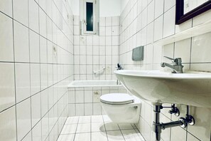 Chuveiro, secador de cabelo, toalhas de banho