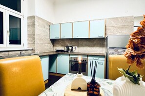 Fridge, oven, stovetop, coffee/tea maker - Cozy  Room, Conveniently Located Near Atzgersdorf (Vienna)