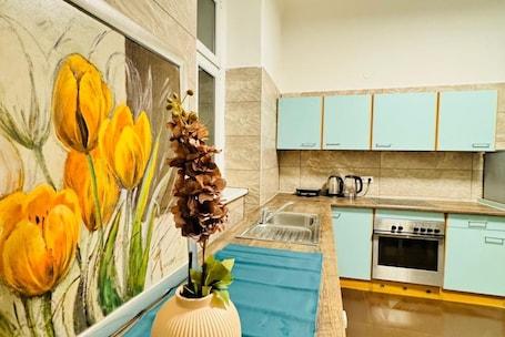 Fridge, oven, stovetop, coffee/tea maker. Cozy Room, Conveniently Located Near Atzgersdorf