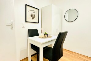 Dining - Cozy Room, Conveniently Located Near Atzgersdorf (Vienna)