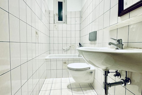 Shower, hair dryer, towels, soap. Comfortable Stay for 2 Close to Atzgersdorf