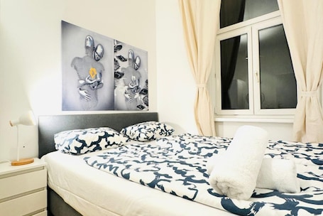 1 bedroom, desk, WiFi, bed sheets. Comfortable Stay for 2 Close to Atzgersdorf