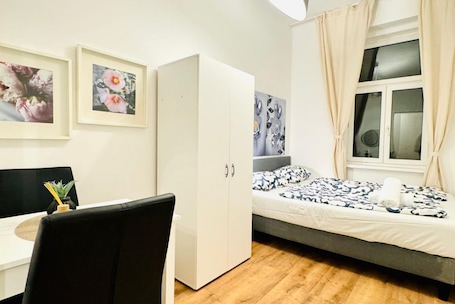 1 bedroom, desk, WiFi, bed sheets. Comfortable Stay for 2 Close to Atzgersdorf
