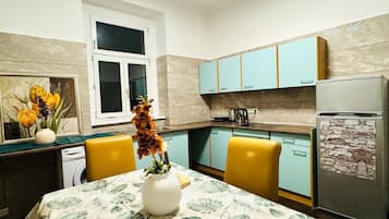 Coffee/tea maker, fridge, oven, stovetop