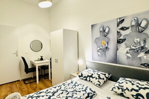1 bedroom, desk, WiFi, bed sheets - Comfortable Stay for 2 Close to Atzgersdorf (Vienna)