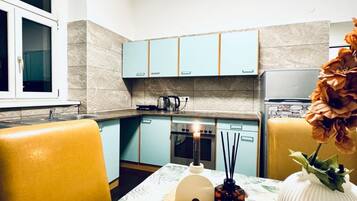 Fridge, oven, stovetop, coffee/tea maker