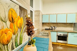 Fridge, oven, stovetop, coffee/tea maker