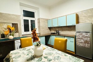Fridge, oven, stovetop, coffee/tea maker