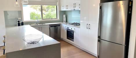 Réfrigérateur, four à micro-ondes, un four, surface de cuisson
