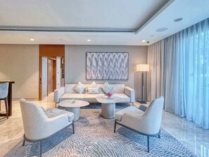 テレビ、書斎 / ワークスペース