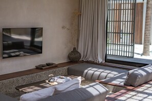 Villa, 2 chambres, patio, vue piscine | Salle de séjour | Télévision de 43 pouces avec chaînes par câble