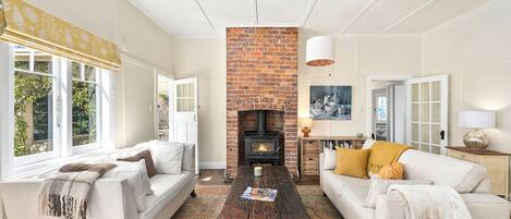 Una Smart TV, una chimenea