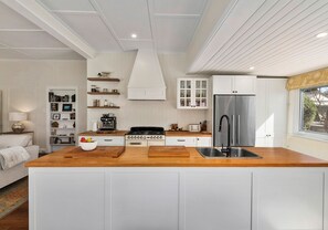 Fridge, microwave, oven, stovetop - Country Cottage Charm (Mittagong)