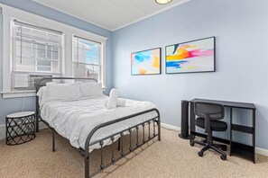 3 Schlafzimmer, Schreibtisch, Bügeleisen/Bügelbrett, Reisekinderbett