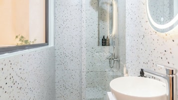 Een douche, een haardroger, handdoeken, zeep