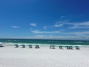 Plage, chaises longues