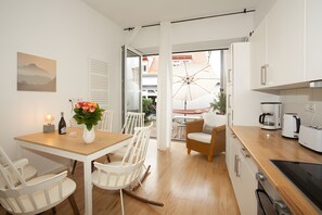 Kylskåp, mikrovågsugn, ugn och spishäll