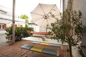 Outdoor dining - Apartment 'Fewo Romeo und Julia' with Private Terrace and Wi-Fi (Bamberg)