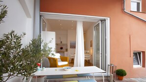 An outdoor patio with a table, chairs, and potted plants. - Apartment 'Fewo Romeo und Julia' with Private Terrace and Wi-Fi (Bamberg)