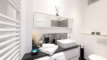 Shower, hair dryer, towels