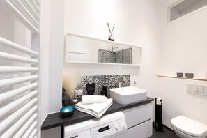 Shower, hair dryer, towels - Apartment 'Fewo Romeo und Julia' with Private Terrace and Wi-Fi (Bamberg)