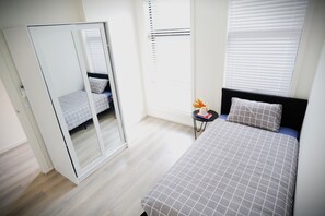 2 habitaciones, tabla de planchar con plancha y cuna de viaje 