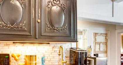 Charming 2-bedroom house with WiFi, AC in enchanting downtown Opelousas.