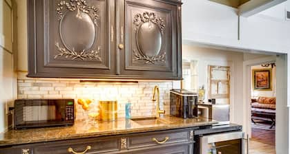 Charming 2-bedroom house with WiFi, AC in enchanting downtown Opelousas.