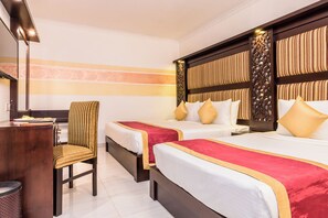 Desk, laptop workspace, blackout curtains, soundproofing - Mount Best Hotel- Mount Lavinia (Dehiwala-Mount Lavinia)