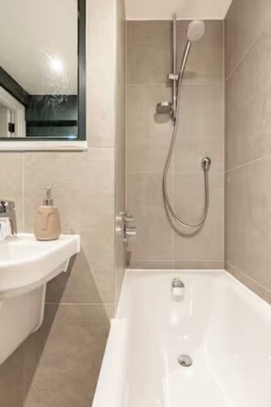 Douche, sèche-cheveux, serviettes fournies, shampoing