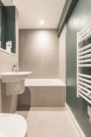 Dusch, hårtork, handdukar och schampo