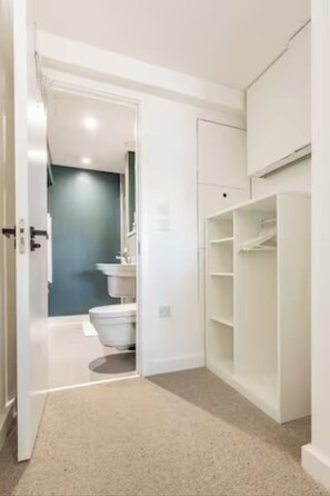 Shower, hair dryer, towels, shampoo