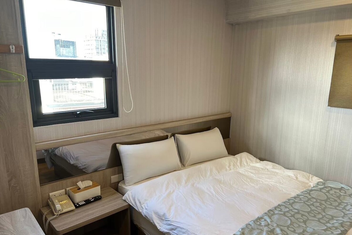 Habitación económica doble, vistas a la ciudad | Wifi gratis y ropa de cama