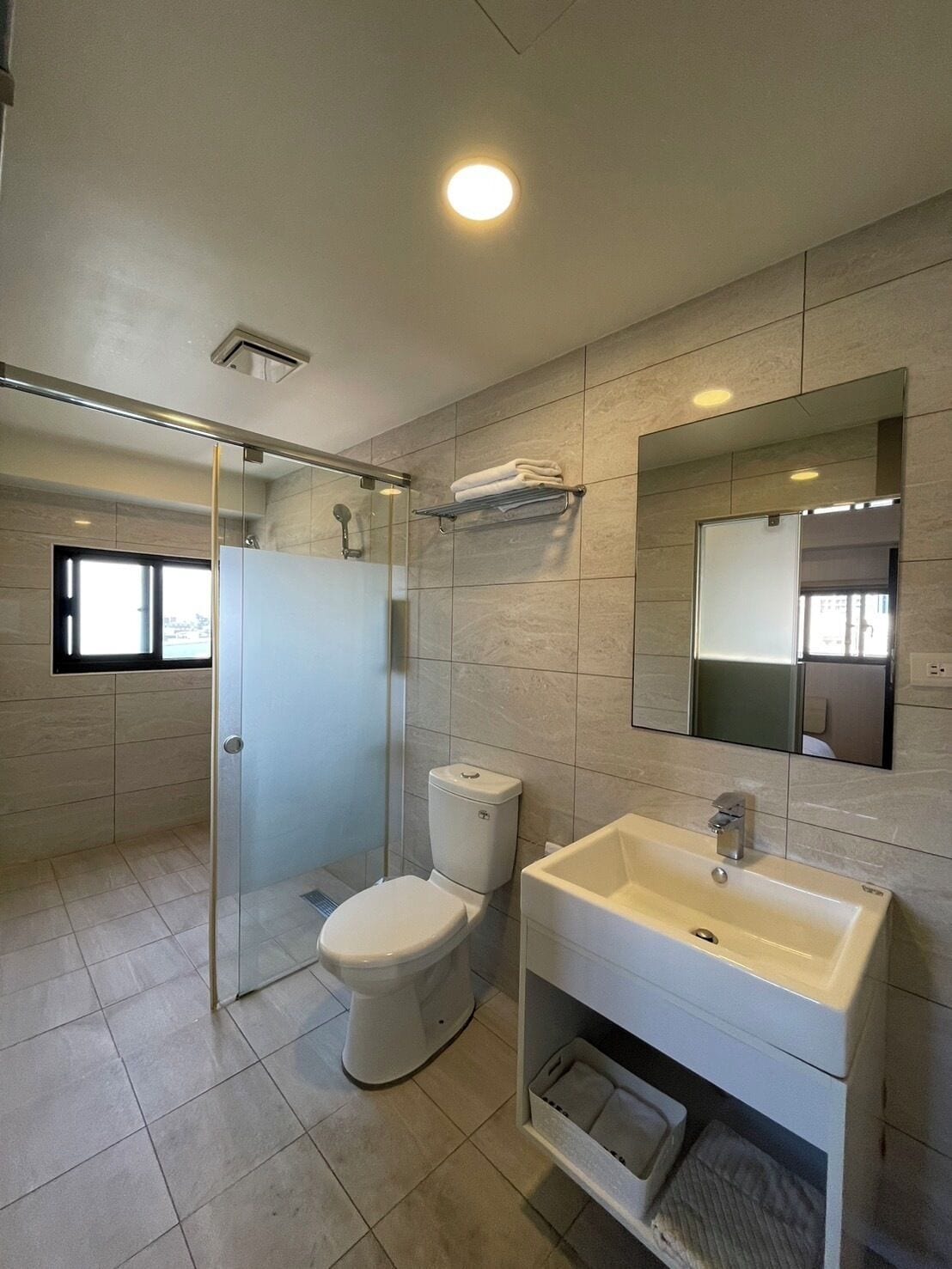 Standard Twin Room, Multiple Beds | Bathroom