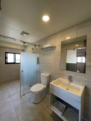 Standard Twin Room, Multiple Beds | Bathroom - Liou Lian Ke Zhan HOTEL (Luodong)