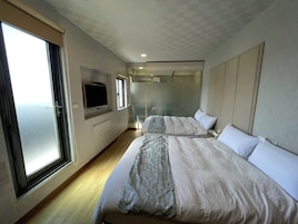 Habitación cuádruple estándar, vistas a la ciudad | Wifi gratis y ropa de cama
