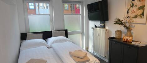 1 bedroom, desk, WiFi, bed sheets