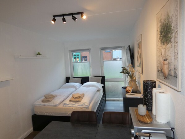 1 bedroom, desk, WiFi, bed sheets
