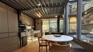 Une cuisine moderne avec une table de salle à manger ronde et des chaises en bois.