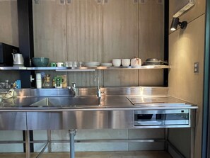 Fridge, microwave, oven, stovetop - Spacious Modern Kyoto Retreat: Stylish Home with AC, Surrounded by Nature! (Kyoto)