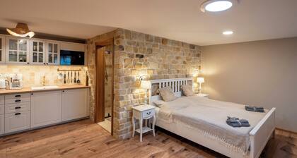 Studio Flat - Sleeps 3 - Parking - Wifi