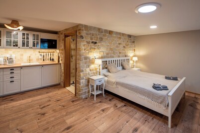 Studio Flat - Sleeps 3 - Parking - Wifi