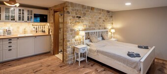 Studio Flat - Sleeps 3 - Parking - Wifi