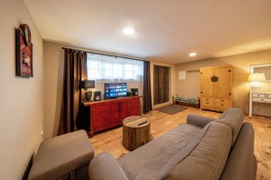TV, stereo - Studio Flat - Sleeps 3 - Parking - Wifi (Chyne)