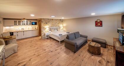 Studio Flat - Sleeps 3 - Parking - Wifi