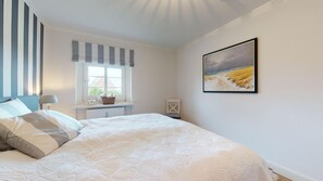 1 bedroom, desk, WiFi