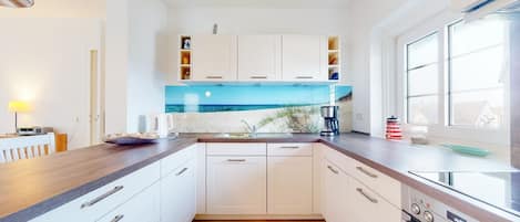 Fridge, oven, stovetop, coffee/tea maker