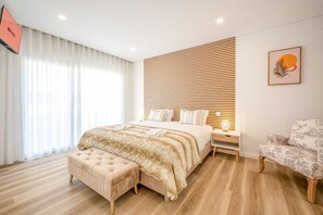 3 bedrooms, iron/ironing board, internet, bed sheets