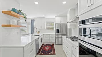 雪櫃、微波爐、焗爐、爐具