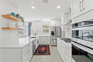 冷蔵庫、電子レンジ、オーブン、コンロ